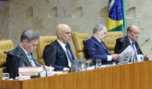 Após pedido de vista, STF interrompe sessão sem definir se junta ou mantém separados casos de Moraes e Mendonça